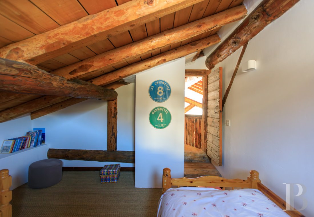 En Savoie, dans un hameau de la vallée de la Tarentaise, un grand chalet traditionnel rénové avec soin - photo  n°37